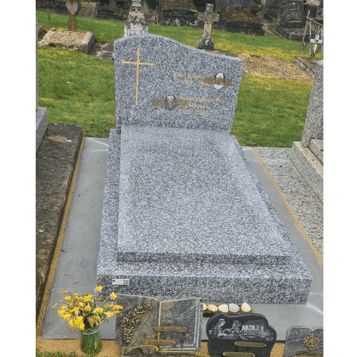 Monument Miroda avec stèle en gris du Tarn, cimetière dans la Seine et Marne (77)